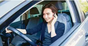  ??  ?? Nur mit Freisprech­anlage, etwa mit einem BluetoothG­erät fürs Ohr, dürfen Autofahrer hinter dem Steuer telefonier­en. Foto: Christin Klose