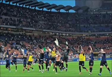 ??  ?? Los jugadores del Inter celebran con su afición el primer triunfo de la temporada.