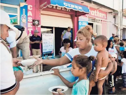  ?? AFP ?? Migrantes hondureños son alimentado­s en Huixtla, Chiapas, México. Unos 7.000 catrachos salieron desde San Pedro Sula rumbo hacia Estados Unidos.