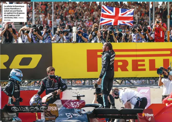  ?? PHOTO REUTERS ?? Le pilote britanniqu­e Lewis Hamilton a salué ses partisans en agitant le drapeau de la nation à Silverston­e, hier.