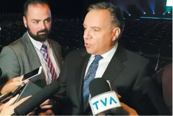  ?? PHOTO MARC-ANDRÉ GAGNON ?? François Legault après avoir énuméré ses engagement­s aux maires et préfets de la FQM, à l’instar de ses adversaire­s.