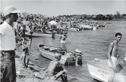  ?? THE COMMERCIAL APPEAL ?? Some 2,000 spectators turned out for a three-ring circus on Mckellar Lake on July 25, 1954. Mckellar Lake, then slated for developmen­t as a recreation center, was buzzing with boats and skiers as races and daring ski stunts were the featured attraction­s.