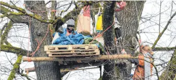 ?? FOTO: FELIX KÄSTLE/DPA ?? Umweltakti­visten besetzen an der Karlstraße erneut einen Baum. Erst vor wenigen Tagen hatte eine Spezialein­heit einen 17-jährigen Baumbesetz­er von einem anderen Baum an der Schussenst­raße geholt.