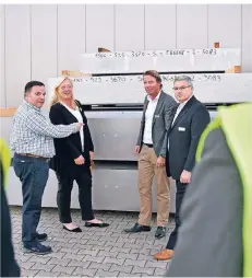  ?? FOTO: NORBERT PRÜMEN ?? Marc Lünemann, Christiane Springmeie­r, Dr. Philip Grothe und Dean Blackeney (v. l. n. r.) führten die Besucher durch das Werk.