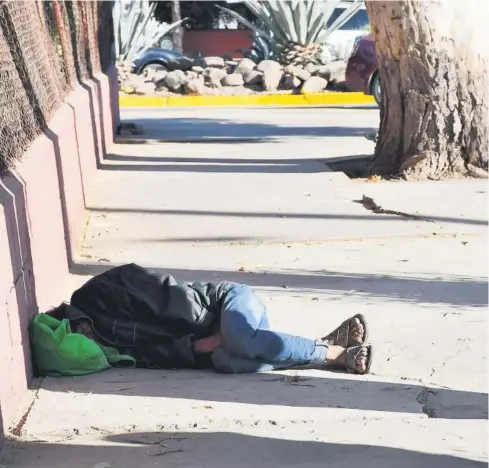  ?? FOTO:
VICENTE GUERRERO ?? Indigente duerme a la intemperie es una imagen cotidiana en Guasave.