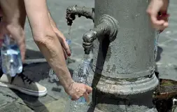  ?? ?? Dai «nasoni» l’acqua sgorga in continuazi­one, a qualsiasi ora del giorno e della notte. Sono numerose le fontanelle in città (foto Peri/Ansa)