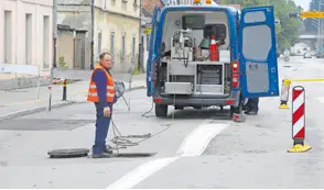  ?? ?? ULEGNUĆE CESTE u karlovačko­j Ulici Rakovac. Zbog prijetnje od urušavanja ceste i opasnosti za zgradu u tijeku je ispitivanj­e terena kako bi počela sanacija