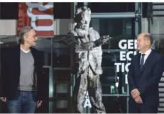  ?? FOTO: MARCO URBAN ?? Olaf Scholz, SPD-Kanzlerkan­didat (r.), und Peter Brandt, Historiker und Sohn von Willy Brandt.