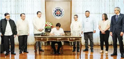  ?? / PRESIDENTI­AL COMMUNICAT­IONS OFFICE ?? EXTENSION.
President Ferdinand Marcos Jr. signs the Malampaya Service Contract 38, extending the agreement between the Philippine government and private companies for the extraction of natural gas from the Malampaya field, located offshore in northwest Palawan, for another 15 years or until 2039.