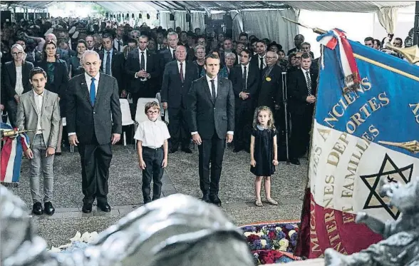  ?? KAMIL ZIHNIOGLU / POOL / EFE ?? Netanyahu (izquierda) y Macron, ayer ante el monumento que conmemora la ‘razzia’ del Velódromo de Invierno, en París