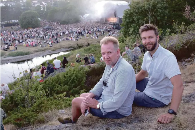  ??  ?? VELDIG FORNØYDE: Toffen Gunnufsen og Mikal Vassbotn kunne ta seg en pust i bakken under Skrals første dag onsdag, og konstatere at nå går det veldig bra med festivalen deres.