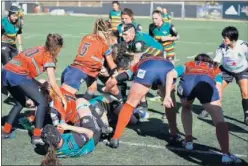  ??  ?? RUGBY. Cintia Loyola dirige un partido de la Liga Iberdrola.