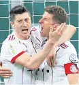  ?? REUTERS ?? Bayern Munich’s Robert Lewandowsk­i, left, and Thomas Mueller.