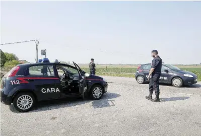  ?? Ansa ?? Wanted
Un posto di blocco nelle campagne tra Bologna e Ferrara. Sotto, il serbo Norbert Feher, alias Igor il Russo