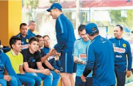  ??  ?? Rubens Sambueza le da la bienvenida al entrenador