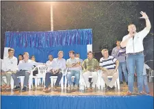  ??  ?? Líder Amarilla (der.), candidato a gobernador de Central por el PLRA, durante un acto en la ciudad de Itauguá.