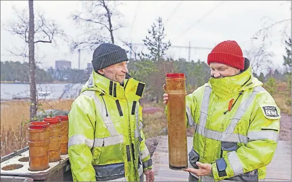  ?? Foto: ViiVi
ikonen ?? VattenproV. De biträdande inspektöre­rna vid Strålsäker­hetscentra­len, Kari Huusela och Mikko Teräväinen, har plockat upp fem provrör från olika mätpunkter utanför kärnkraftv­erket. I tre månaders tid har rören legat en meter från botten och samlat upp allt sediment som sjunker ner från ytan.