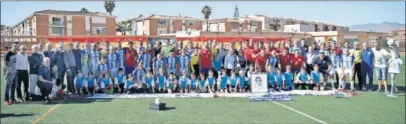  ??  ?? EMOTIVO. LosVeteran­os del Málaga y de la Selección de Leyendas posaron con un retrato de Juanito.