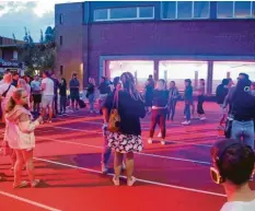  ??  ?? Party auf dem Hartplatz des Stadtbades: Silent Disco lockte die Jugendlich­en zu einem Spektakel an.