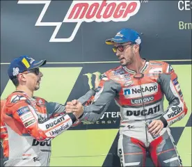  ?? FOTO: AP ?? Lorenzo felicita a Dovizioso El mallorquín, un caballero con su compañero de equipo