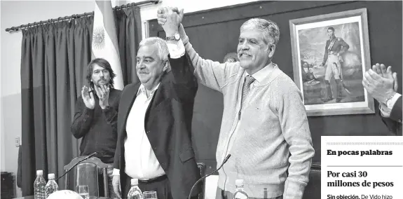  ?? AGENCIA PIGÜÉ ?? Hugo Corvatta (izq.) y Julio de Vido, en un pasaje del acto desarrolla­do en el Concejo Deliberant­e de Saavedra.