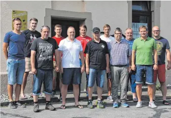  ?? FOTO: MATTHIAS JANSEN ?? Marquart machts: Marc, Dennis, Markus, Jonas, Klaus, Martin, Rudolf, Johannes, Karlheinz, Frank, Thomas und Andreas Marquart (von links) engagieren sich beim FC RW Reichenbac­h.