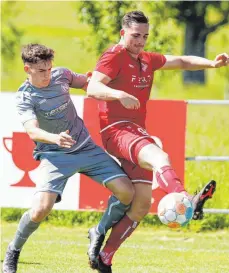  ?? FOTO: ROLF SCHULTES ?? Toller Abschied: Nils Maurer (re.) erzielte in seinem letzten Spiel für den Verbandsli­gisten TSV Berg vier Tore beim 5:2-Sieg gegen den 1. FC Normannia Gmünd.