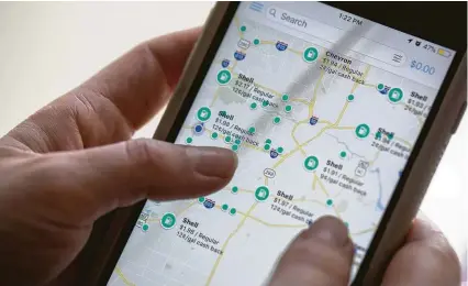  ?? Jon Shapley / Staff photograph­er ?? Houston refiner Motiva Enterprise­s is partnering with former Google developers on a gas-saving app called GetUpside meant to generate more foot traffic to stations selling its fuel.