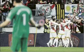  ?? FOTO: EFE ?? Los jugadores del Rayo celebran su segundo gol ante su público