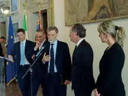  ??  ?? Da sin: Orazio Iacono (Trenitalia), Renato Mazzoncini (Fs), il ministro Graziano Delrio, il presidente Luca Zaia e l’assessore Elisa De Berti