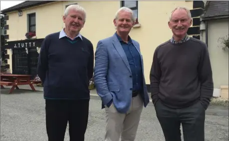  ??  ?? Seamus Moran (centre), who will present the series of documentar­ies, with Hollywood locals Johnny Glennon and Dick Burke.