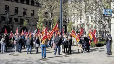  ?? CCOO ?? Un momento de la protesta de los trabajador­es de la banca en Zaragoza, ayer.