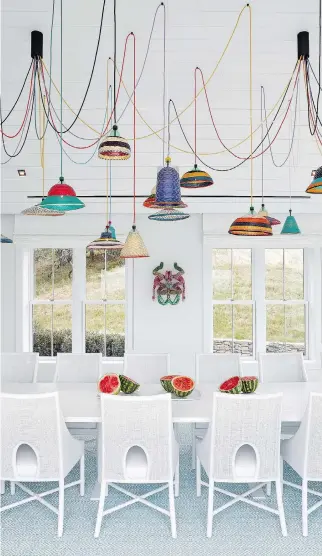  ?? GARRETT ROWLAND/GHISLAINE VINAS INTERIOR DESIGN ?? Ghislaine Vinas let the lighting serve as the centrepiec­e for this beach house in Montauk, N.Y. Vinas used Alvaro Catalan de Ocon’s PET Lamp chandelier in the all white dining space. “It really pops and becomes a conversati­on piece,” she says.