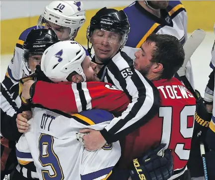  ?? JONATHAN DANIEL/GETTY IMAGES ?? Steve Ott of the St. Louis Blues gets in the face of Chicago Blackhawks’ captain Jonathan Toews during Game 3.