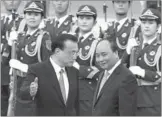  ?? WU ZHIYI / CHINA DAILY ?? Premier Li Keqiang welcomes visiting Vietnamese Prime Minister Nguyen Xuan Phuc in frong of the Great Hall of the People in Beijing on Monday.