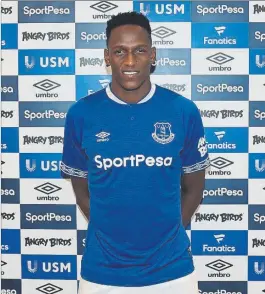  ?? FOTO: EVERTON ?? Primera foto de ‘toffee’ Yerry posó para los medios del Everton en Barcelona