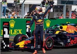  ??  ?? Vainqueur en Autriche et en Allemagne, Max Verstappen prolonge son impression­nante récolte estivale au Hungarorin­g : première pole position ! (Photo AFP)