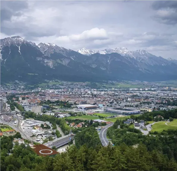  ??  ?? Sobre estas líneas, vista de Innsbruck desde la colina Bergisel (© Javier García Blanco).