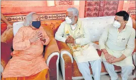  ?? HT PHOTO ?? UP BJP president Swatantra Dev Singh with classical vocalist Padma Vibhushan Pandit Chhannulal Mishra at the latter’s residence in Varanasi on Sunday.