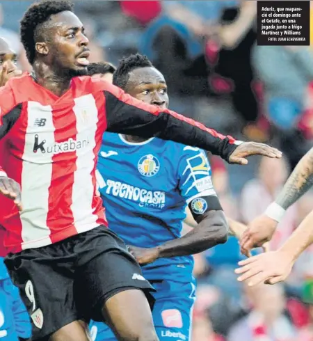  ?? FOTO: JUAN ECHEVERRÍA ?? Aduriz, que reapareció el domingo ante el Getafe, en una jugada junto a Iñigo Martínez y Williams