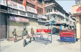  ?? WASEEM ANDRABI/ HT PHOTO ?? Paramilita­ry soldiers stand guard during a shutdown in Srinagar on Monday.