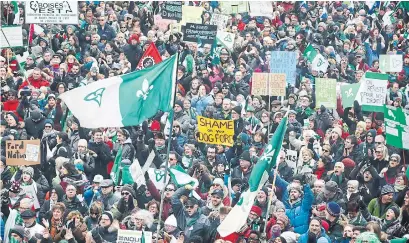  ?? PATRICK DOYLE PHOTOS THE CANADIAN PRESS ?? Many protesters donned the signature colours of the flag representi­ng Ontario francophon­es as they rallied across the province.