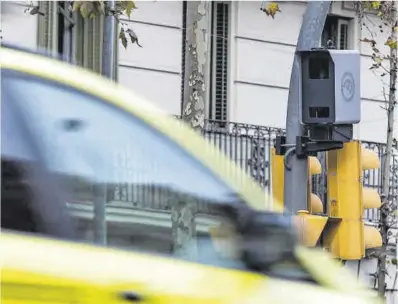  ?? Zowy Voeten ?? Radar de control de velocidad instalado en la Gran Via de Barcelona.