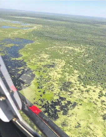 ??  ?? Foto aérea de la gran masa de agua que se acumula en los alrededore­s de Gral. Díaz a partir de la continua llegada de partes del caudal del Pilcomayo a través del canal y las cañadas (Gentileza).