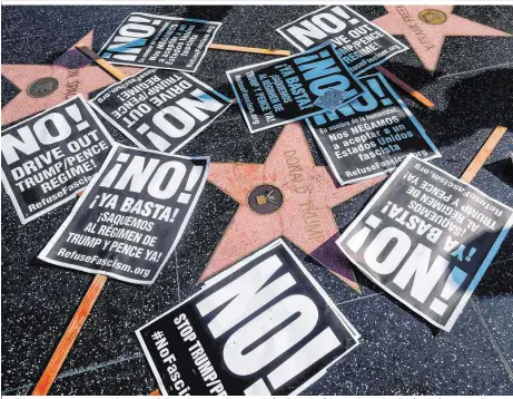  ??  ?? Tägliche Proteste gegen Donald Trump und die Entlassung seines FBI-Chefs, diesmal auf dem Hollywood Walk of Fame in Los Angeles