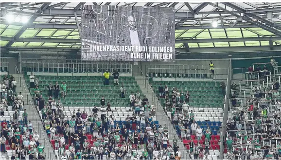  ??  ?? Der Abschied: Die 14.400 Rapid-Fans gedachten vor und während des Spiels des verstorben­en Rudolf Edlinger, der von 2001 bis 2013 Präsident des SK Rapid war