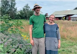  ?? ?? George Norman och Alice Wallther flyttade in på gården på Fajans för fyra år sedan. Nu har de sålt fastighete­n och lämnat Falkenberg för Orust.