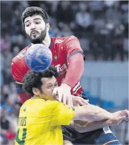  ?? Enric Fontcubert­a / Efe ?? Imanol Garciandia trata de lanzar ante Petrus, ayer en Granollers.