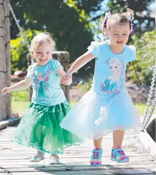  ?? Picture: GLENN HAMPSON ?? Two-year-old Frozen fans Emily Duff (left) and Chelsea Chambers are excited about catching the movie at an outdoor movie night at Broadwater Parklands.