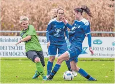  ?? SZ-FOTO: MAS ?? Granheims Verbandsli­ga-Fußballeri­nnen (Jaqueline Knorr, links) verloren ihr Heimspiel gegen Münchingen.